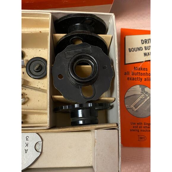 VTG Mixed Box Lot SINGER Sewing Machine Attachments for Class 600 machines - Picture 7 of 15